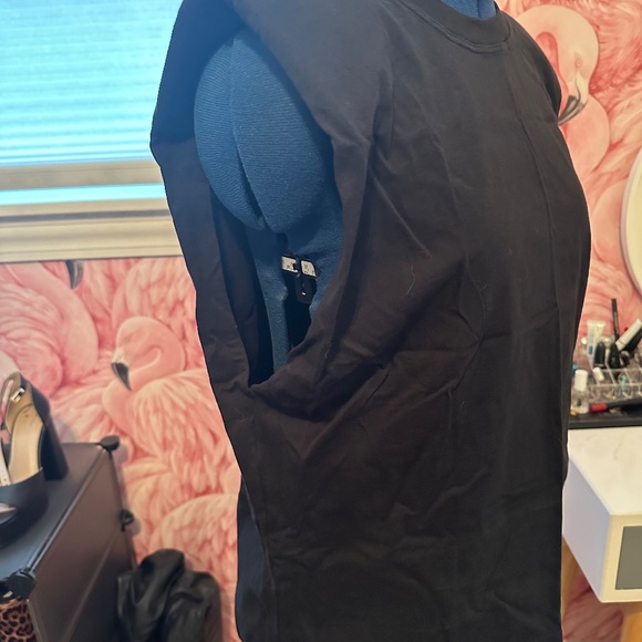 T-Shirt with shoulders - Picture 2 of 3